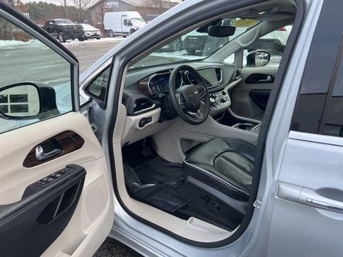 Used 2023 Chrysler Pacifica Limited image 25