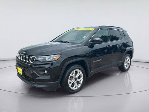 Used 2025 Jeep Compass Latitude AWD/4WD image 3