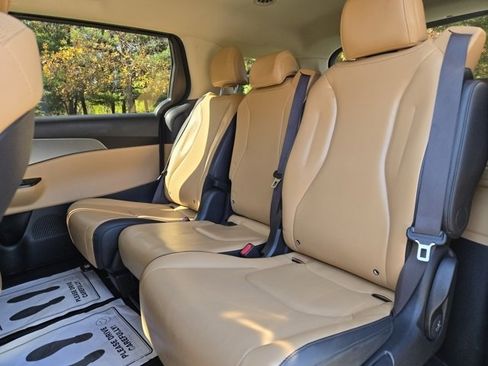 Used 2024 Kia Carnival LX image 17