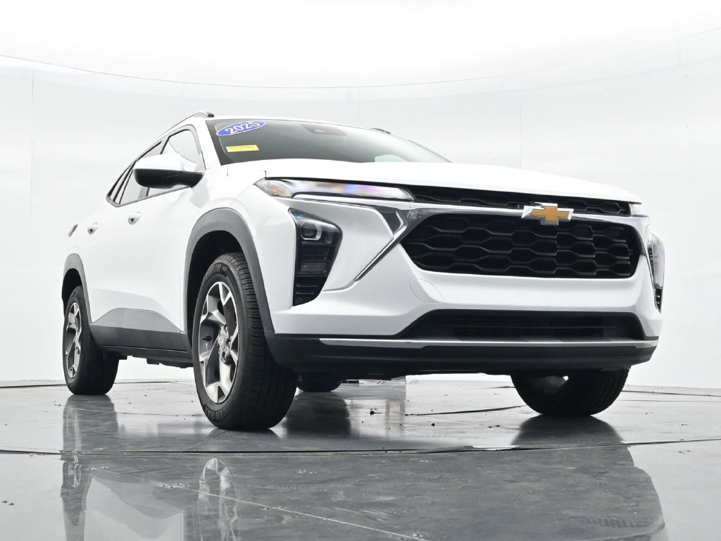 Used 2025 Chevrolet Trax LT FWD image 27