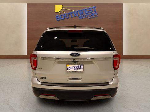 Used 2019 Ford Explorer XLT image 3
