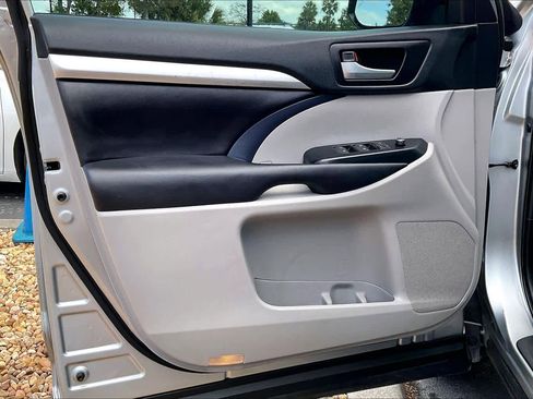 Used 2019 Toyota Highlander XLE image 22