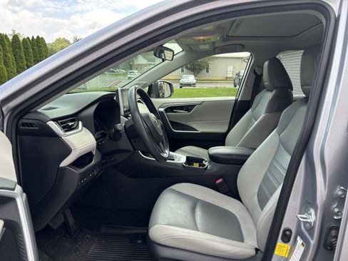 Used 2019 Toyota RAV4 XLE Premium w/ Cold Weather Package AWD/4WD image 13