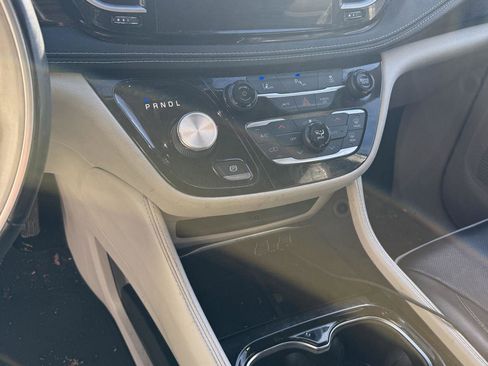 Used 2021 Chrysler Pacifica Limited image 9