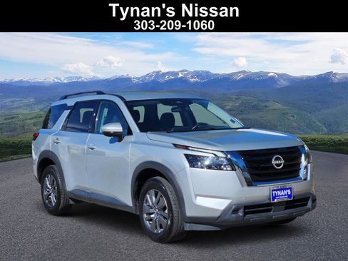 Used 2025 Nissan Pathfinder SV image 1