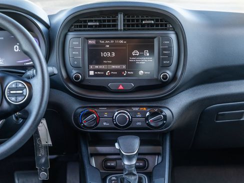 Used 2025 Kia Soul LX w/ LX Technology Package FWD image 28