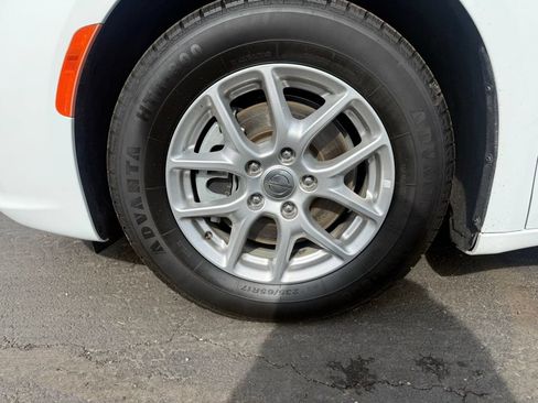 Used 2023 Chrysler Pacifica Touring-L FWD image 15