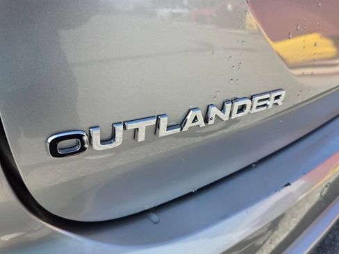 Used 2023 Mitsubishi Outlander SE FWD image 15
