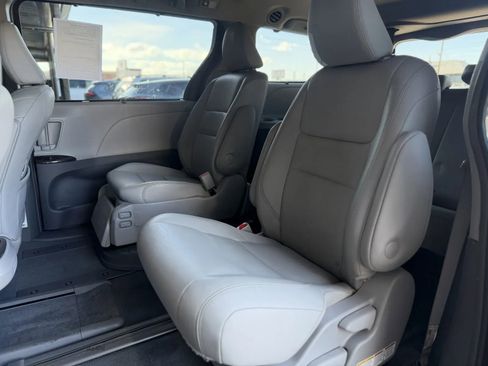 Used 2019 Toyota Sienna XLE w/ XLE Navigation Package FWD image 19