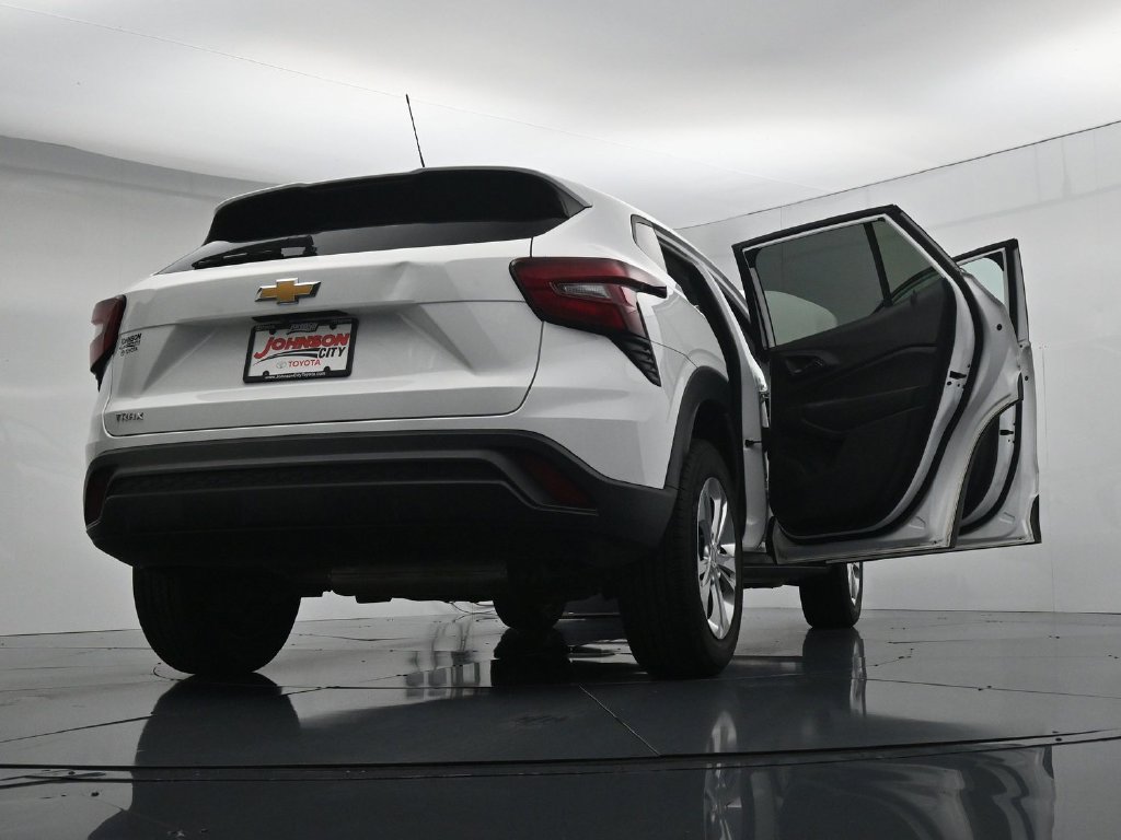 Used 2024 Chevrolet Trax LS FWD image 44