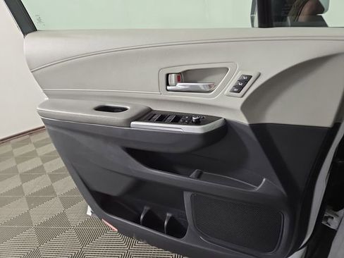 Used 2023 Toyota Sienna Limited FWD image 33