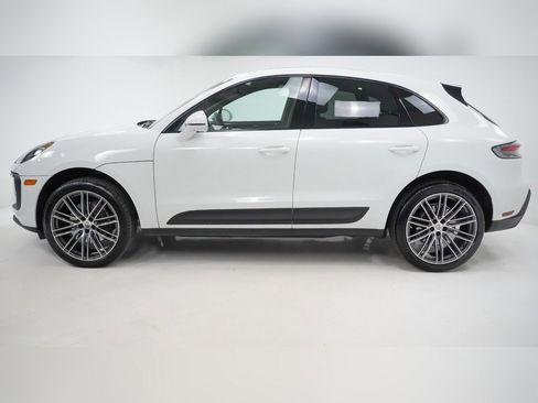 Certified 2025 Porsche Macan image 2