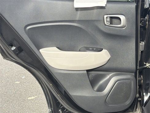 Used 2023 Hyundai Venue SEL image 22