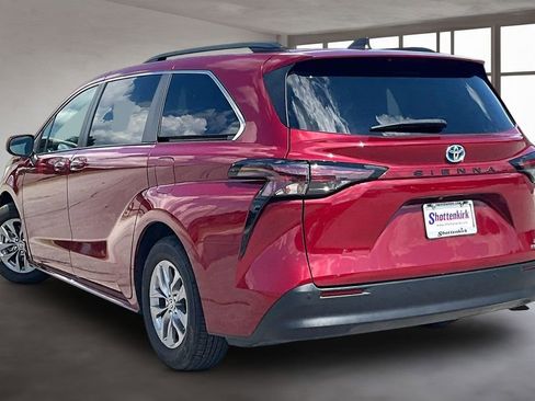 Used 2023 Toyota Sienna XLE FWD image 4