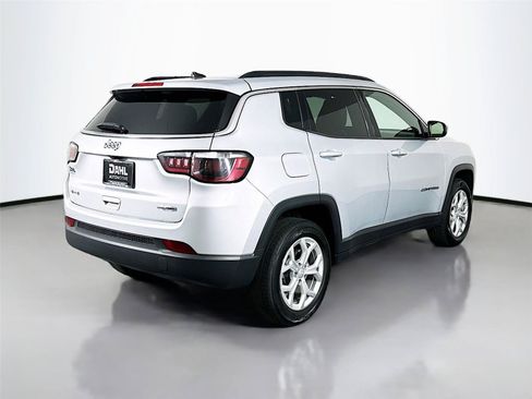 Used 2024 Jeep Compass Latitude AWD/4WD image 13