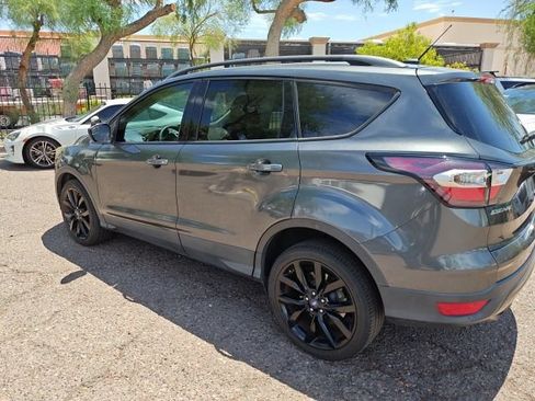 Used 2017 Ford Escape SE w/ SE Sport Appearance Package FWD image 18