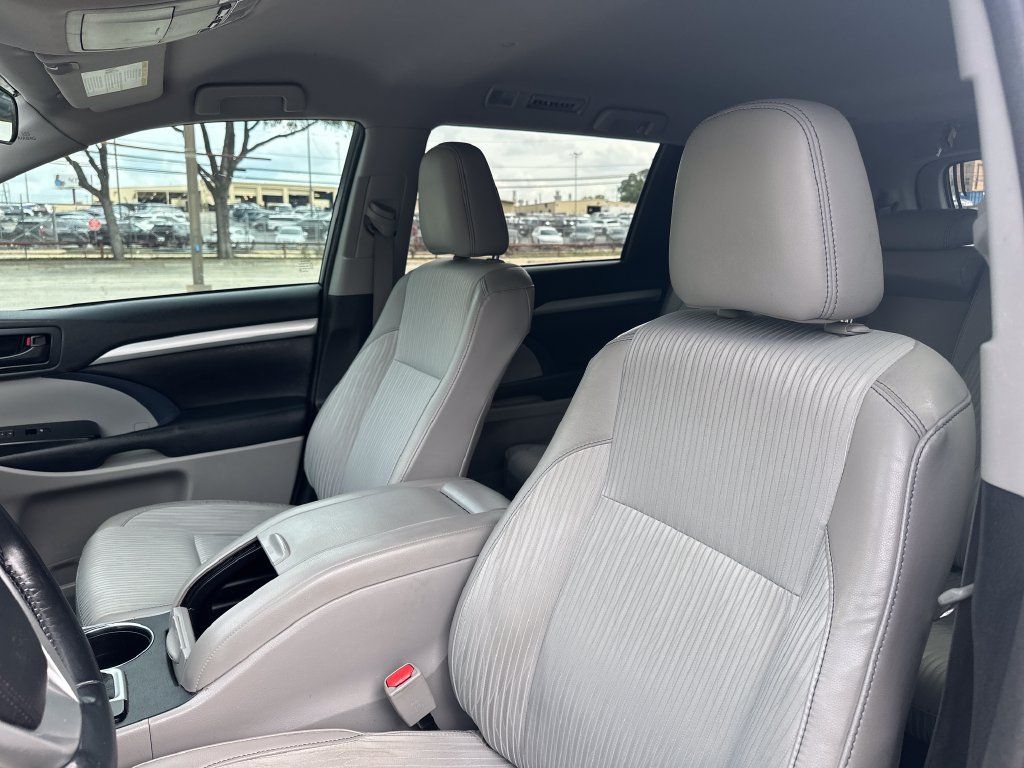 Used 2017 Toyota Highlander Plus FWD image 10