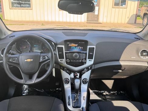 Used 2015 Chevrolet Cruze LT FWD image 2