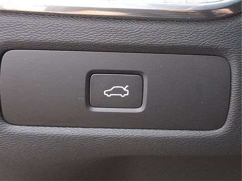 Certified 2025 Volvo XC60 B5 Plus image 22