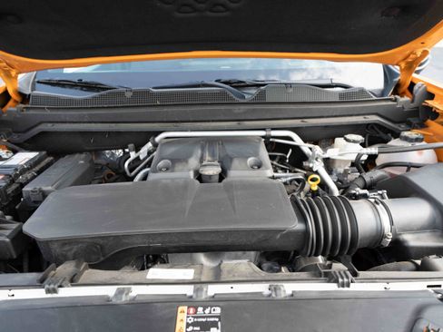 Used 2025 Chevrolet Colorado Z71 w/ Technology Package AWD/4WD image 29
