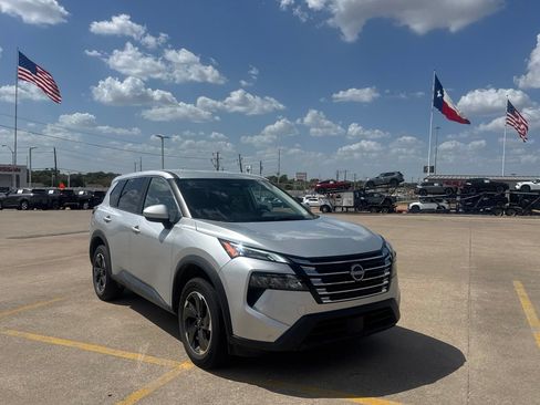 Certified 2025 Nissan Rogue SV FWD image 2