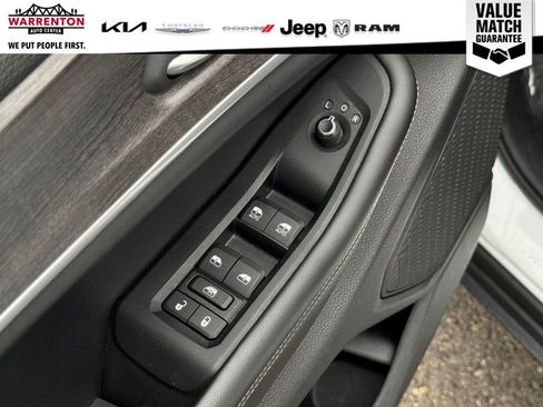 Used 2024 Jeep Grand Cherokee Limited image 19