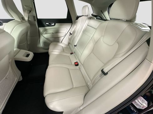 Used 2020 Volvo XC60 T6 Momentum w/ Protection Package Premier image 27
