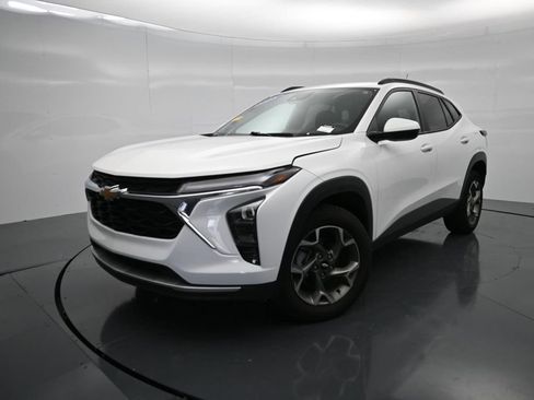 Used 2025 Chevrolet Trax LT FWD image 1