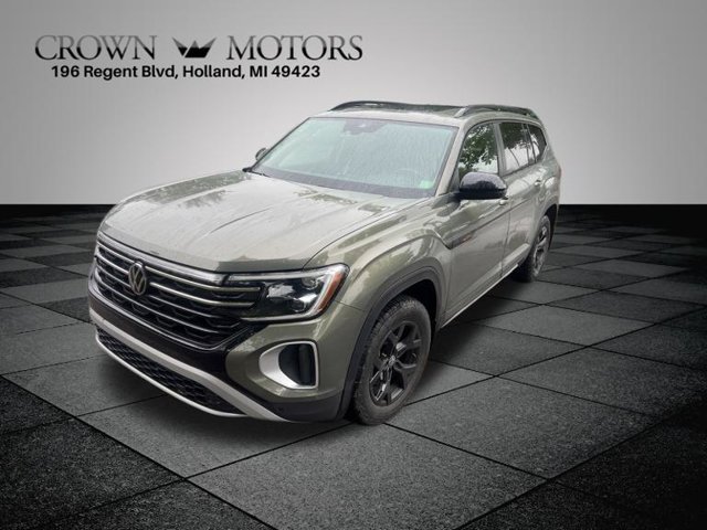 Used 2024 Volkswagen Atlas Peak Edition SE AWD/4WD image 4