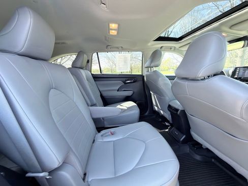 Used 2022 Toyota Highlander XLE image 35