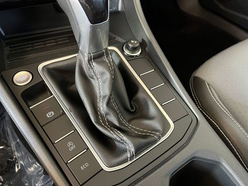 Used 2025 Volkswagen Jetta SE image 41