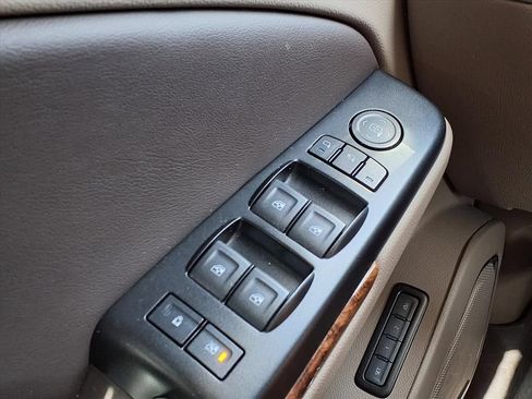 Used 2020 Chevrolet Suburban Premier RWD image 18