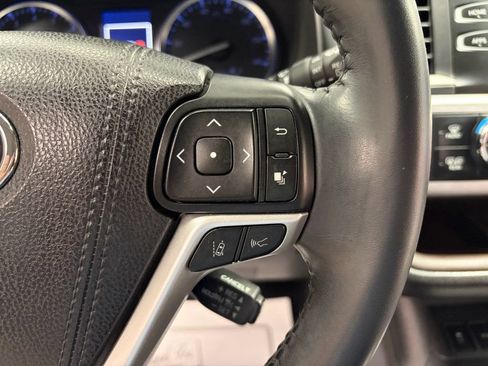 Used 2018 Toyota Highlander XLE FWD image 16