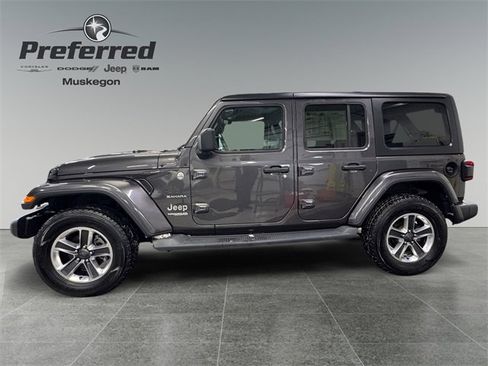 Used 2018 Jeep Wrangler Unlimited Sahara image 9