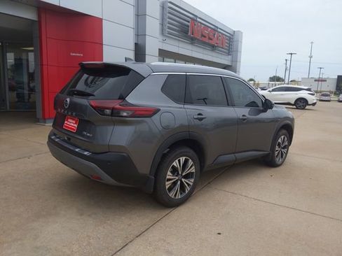 Used 2021 Nissan Rogue SV w/ Premium Package image 4