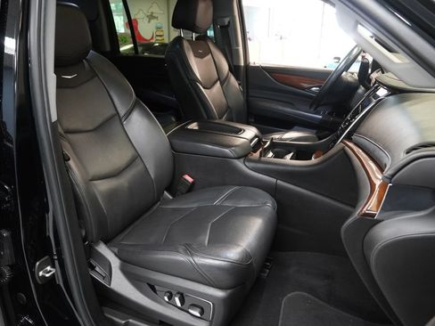Used 2018 Cadillac Escalade ESV Luxury AWD/4WD image 28