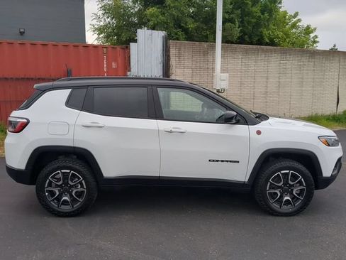 Used 2025 Jeep Compass Trailhawk AWD/4WD image 7
