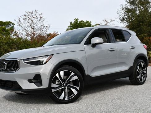 Used 2025 Volvo XC40 B5 Ultra image 23