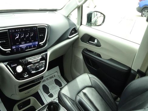 Certified 2024 Chrysler Pacifica Touring-L FWD image 13