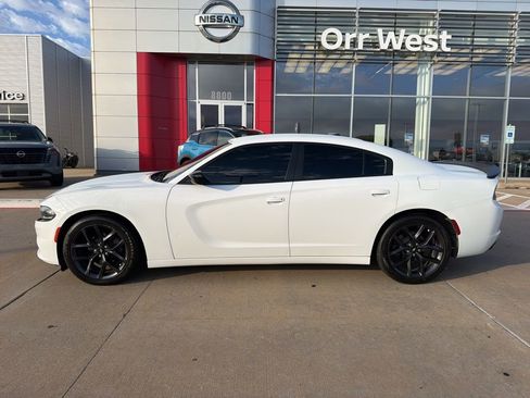 Used 2019 Dodge Charger SXT w/ Blacktop Package RWD image 2