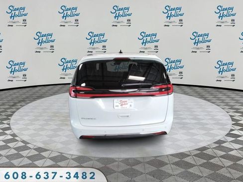 Used 2025 Chrysler Pacifica Select image 6