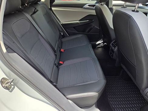 Certified 2025 Volkswagen Taos SE FWD image 14