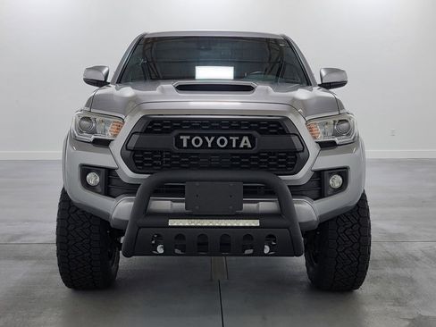 Used 2018 Toyota Tacoma TRD Sport image 3