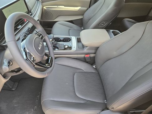 New 2026 Kia Carnival EX FWD image 9