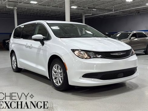 Used 2022 Chrysler Voyager LX image 1