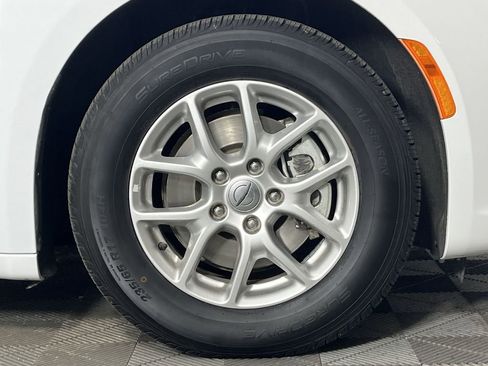 Used 2023 Chrysler Pacifica Touring-L image 10