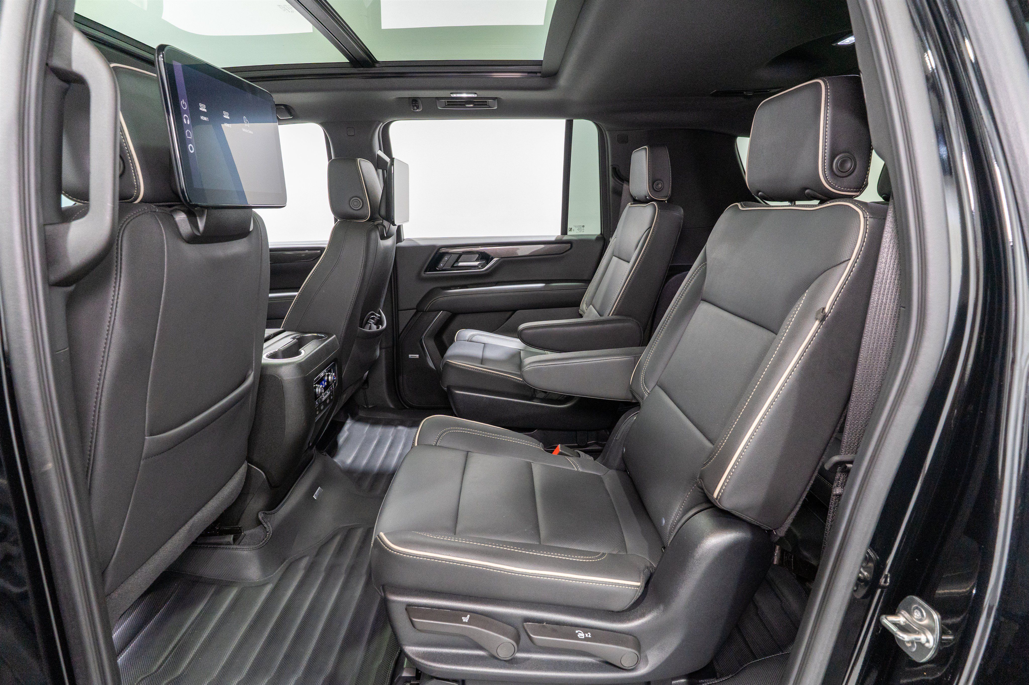 Used 2025 GMC Yukon XL Elevation w/ Elevation Premium Package AWD/4WD image 34