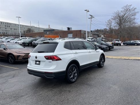 Used 2022 Volkswagen Tiguan SE w/ Panoramic Sunroof Package image 8