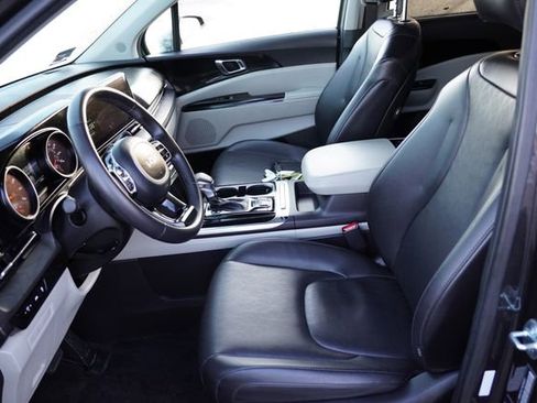 Used 2023 Kia Carnival EX image 4