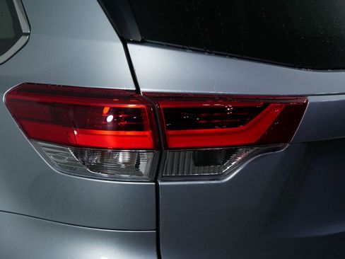 Used 2018 Toyota Highlander XLE image 11